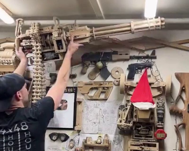 Безумный инженер делает уникальные механизмы из дерева
