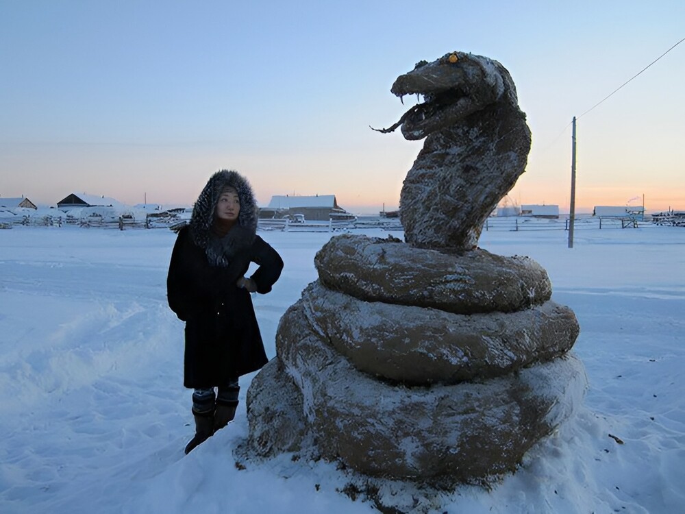 В Якутии несмотря ни на что поставили скульптуру дракона из навоза