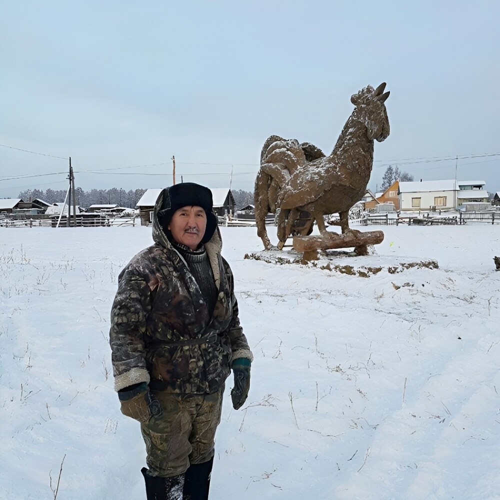 В Якутии несмотря ни на что поставили скульптуру дракона из навоза