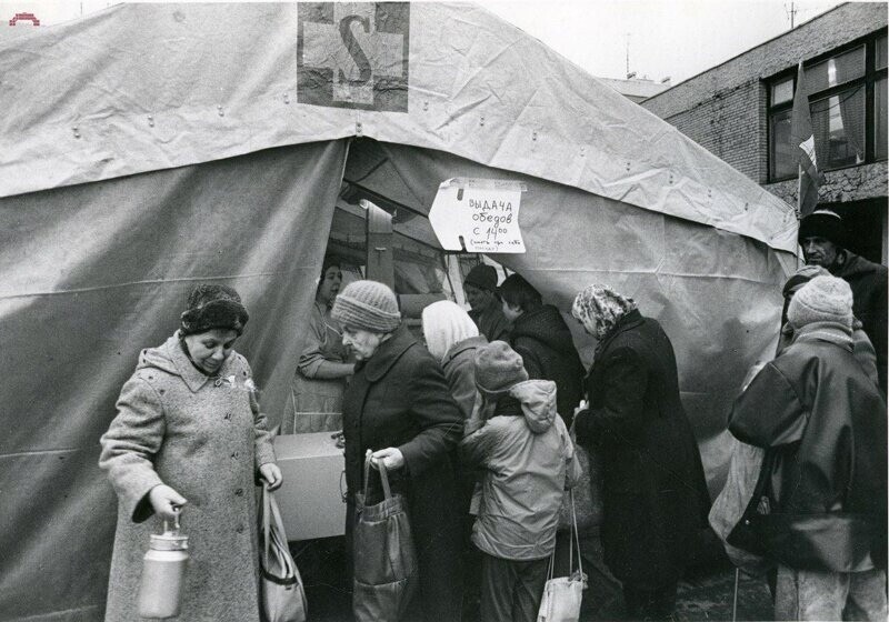 Очередь за гуманитарной помощью из Германии, Санкт-Петербург, 1991 год