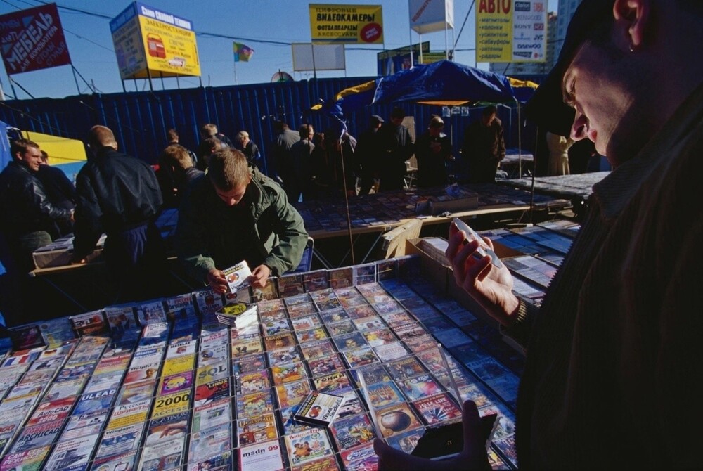 Классический дисковый развал на московском рынке, 1999 год