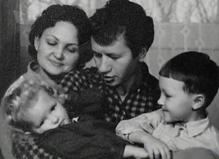 Леонид Быков с семьёй.