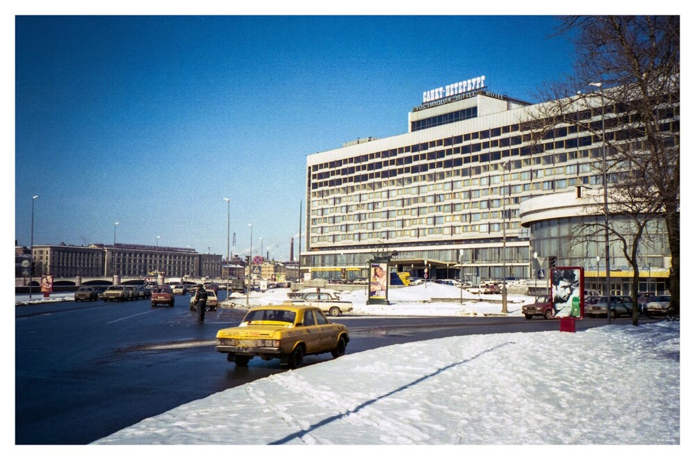 Вид на Пироговскую набережную и здание гостиницы "Санкт-Петербург".
