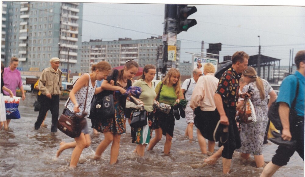 Пешеходный переход на проспекте Энгельса. Потоп после ливня 24 июля 1997 года.