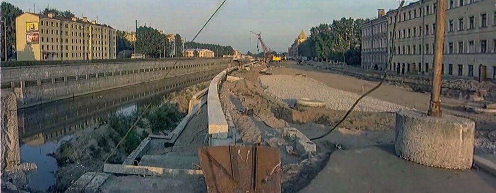 А тем временем на самой набережной Обводного канала продолжается затянувшийся ремонт.