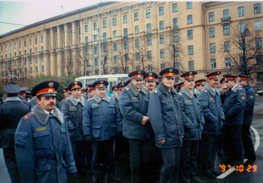 Доблестные сотрудники милиции на Кировской площади.