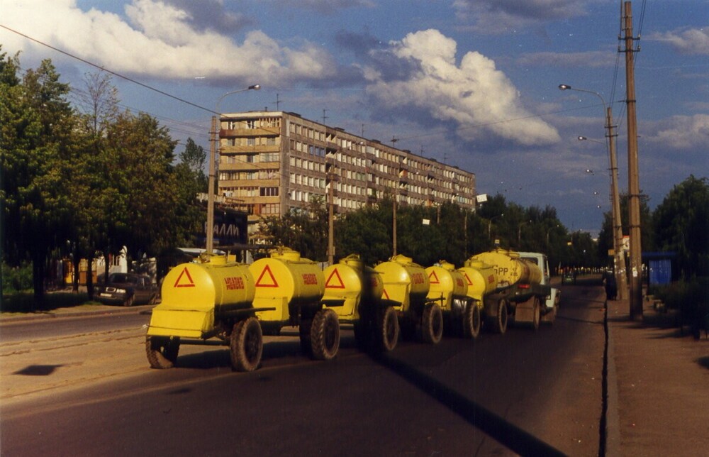 Бочки едут по проспекту Науки в сторону совхоза "Ручьи".