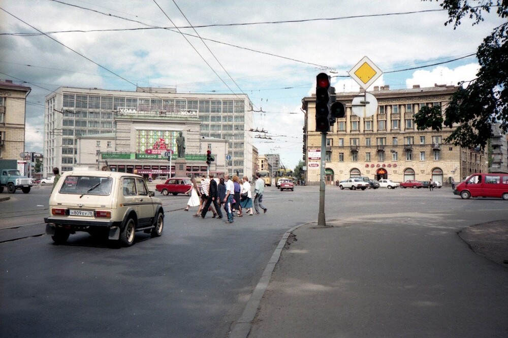 А такой в 1997 году была площадь Калинина.