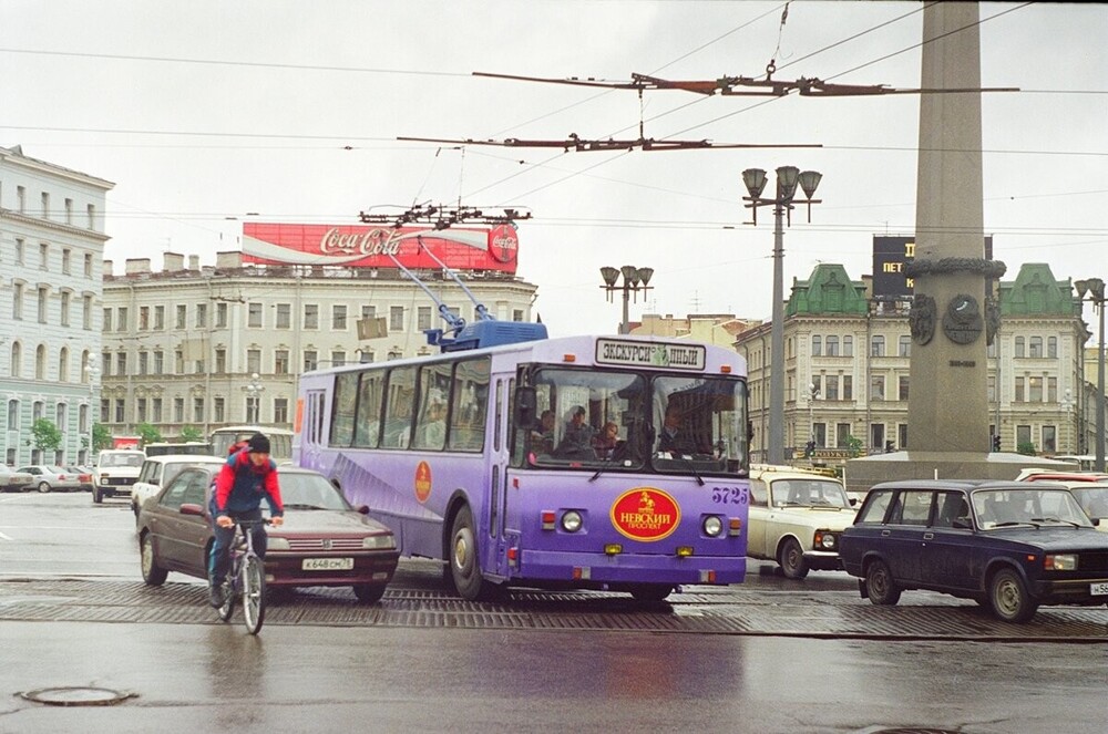 В середине девяностых появилась идея запустить экскурсионный троллейбус вдоль Невского проспекта.