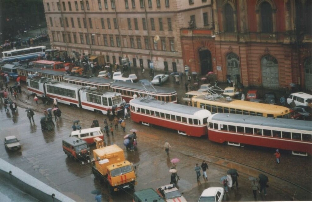 Конюшенная площадь, парад на 90-летие петербургского трамвая. 