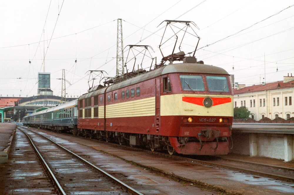Фирменный поезд "Сибелиус" на Финляндском вокзале готовится доставить пассажиров в столицу Финляндии, Хельсинки.