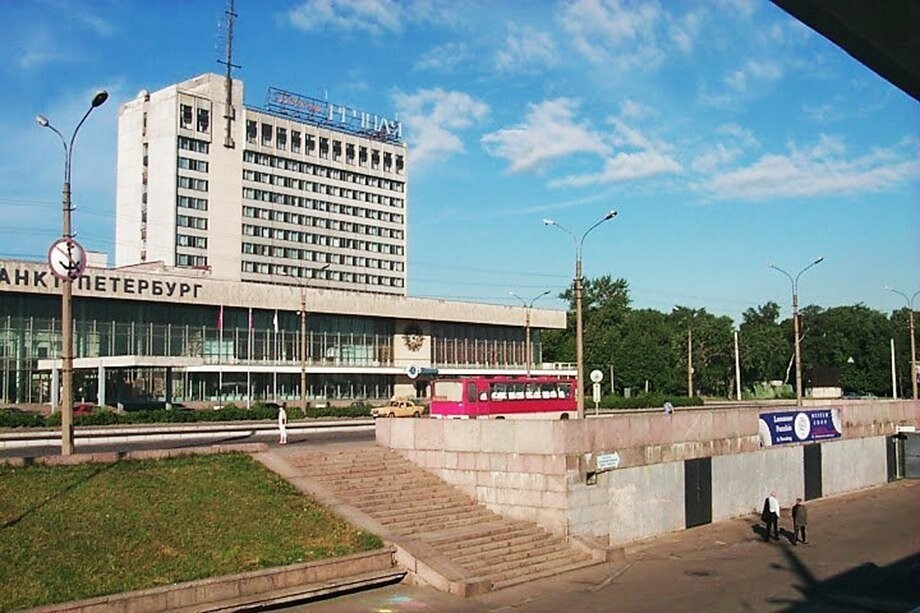 Вид на гостиницу "Речная" на проспекте Обуховской Обороны. Снесена вместе с Речным вокзалом в 2012 году.