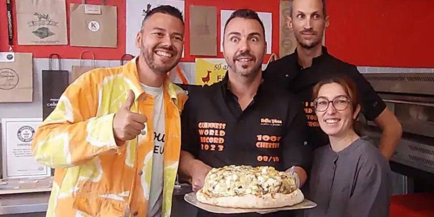 Новый рекорд Гиннесса: французы испекли пиццу с 1001 видом сыра