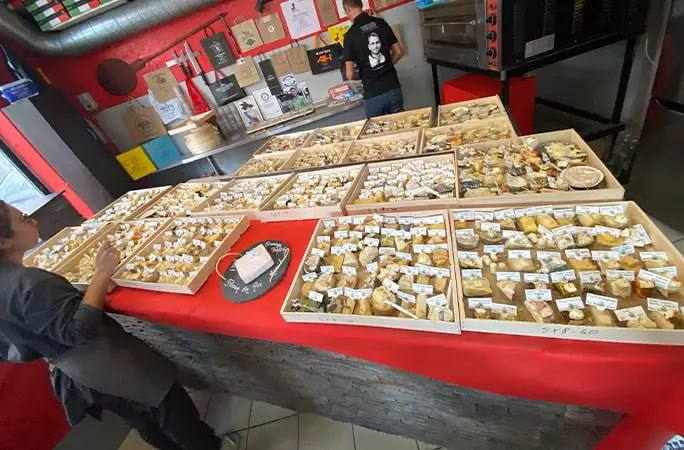 Новый рекорд Гиннесса: французы испекли пиццу с 1001 видом сыра