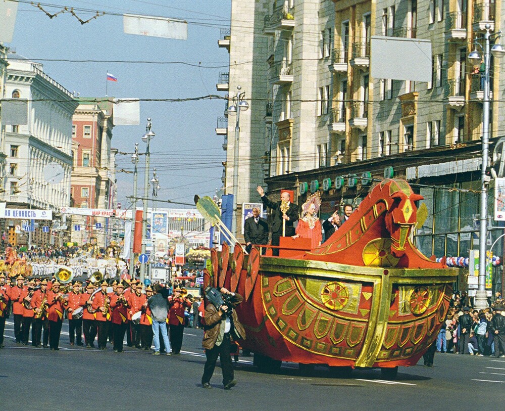 Праздничное шествие на Тверской улице в честь 850-летия Москвы.