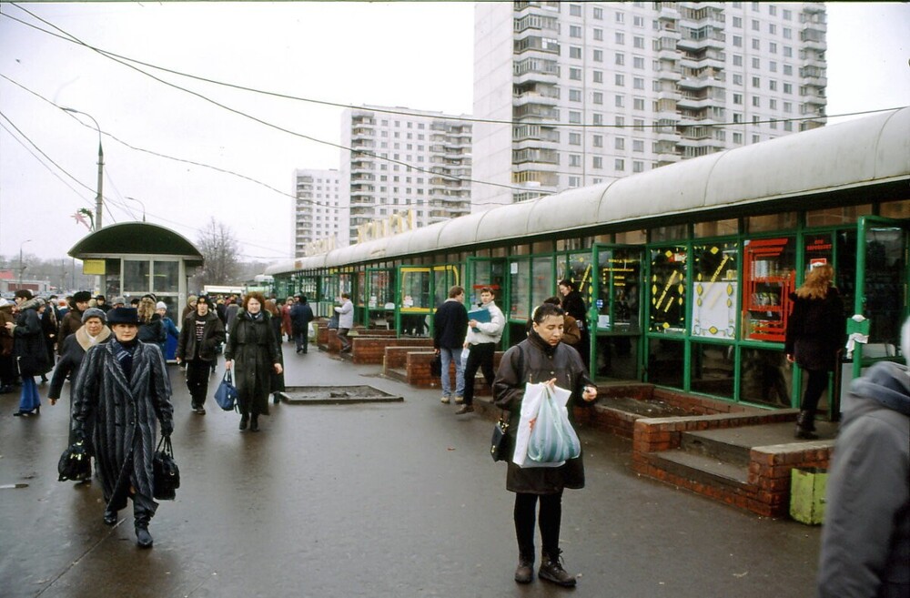 Торговые павильоны около станции метро "Бабушкинская".