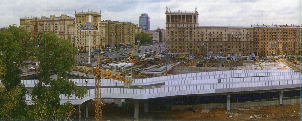 Идёт строительство -Третьего Транспортного кольца. На фото - участок около станции метро "Кутузовская".