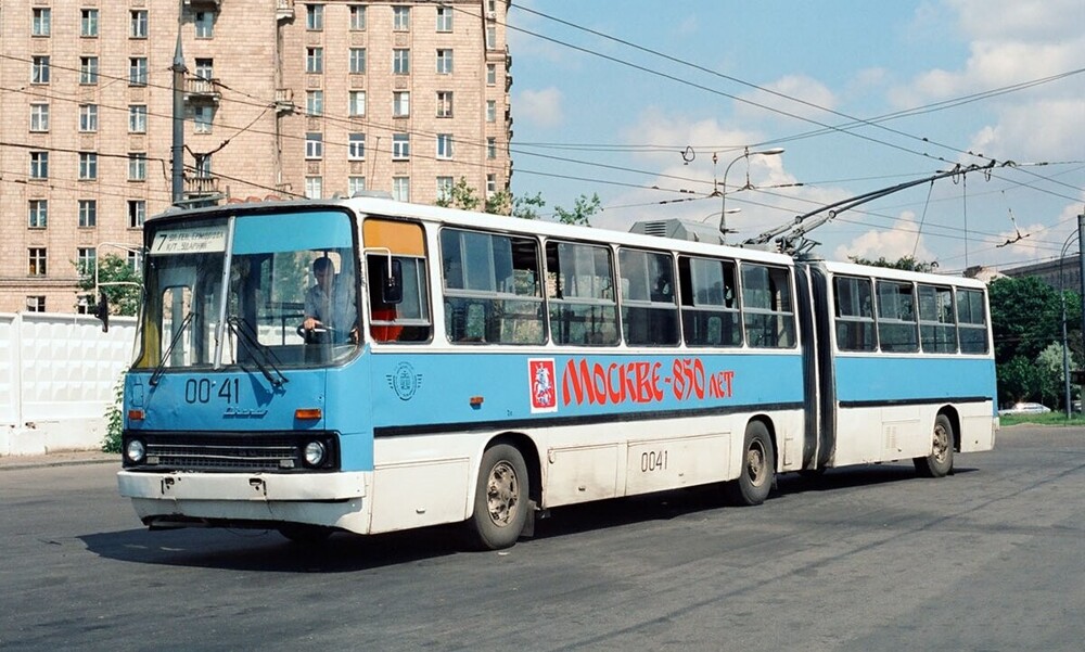 Троллейбус СВАРЗ-Икарус на конечной станции "Улица Генерала Еромолова", что около метро "Парк Победы".