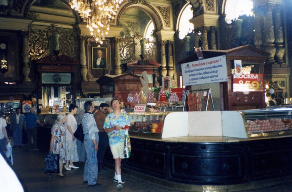 Внутри гастронома "Елисеевский".