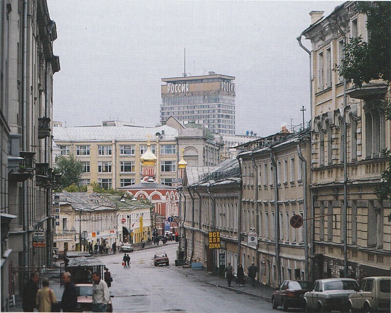 Улица Забелина ещё совсем не предназначена для пешеходов, гостиница "Россия" ещё стоит на месте.