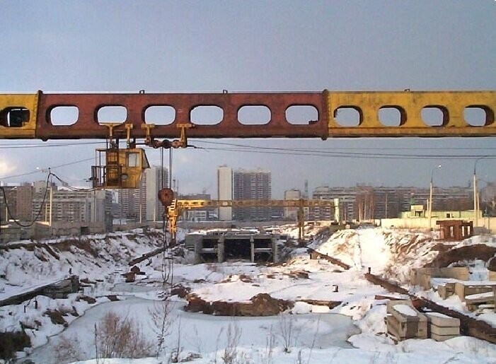 В Бутово идёт строительство станции метро "Бульвар Дмитрия Донского", которая откроется спустя пять лет в конце 2002 года.