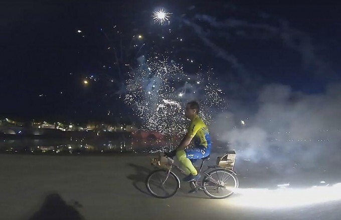 Итальянец устроил праздник, установив на велосипед комплекс фейерверков