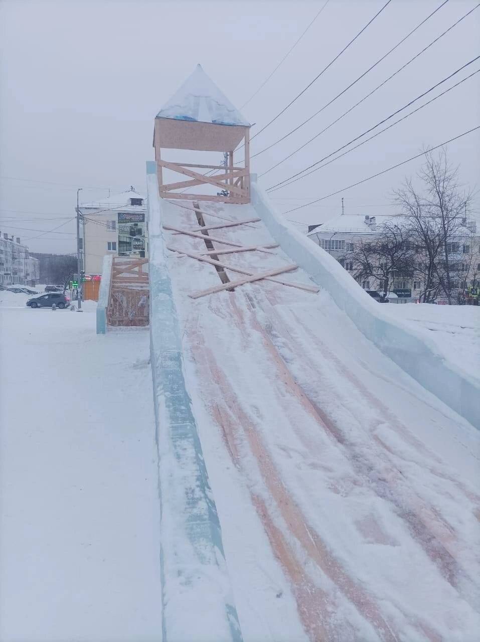 В Свердловской области подросток скатился с деревянной горки и нашёл себе проблему на пятую точку