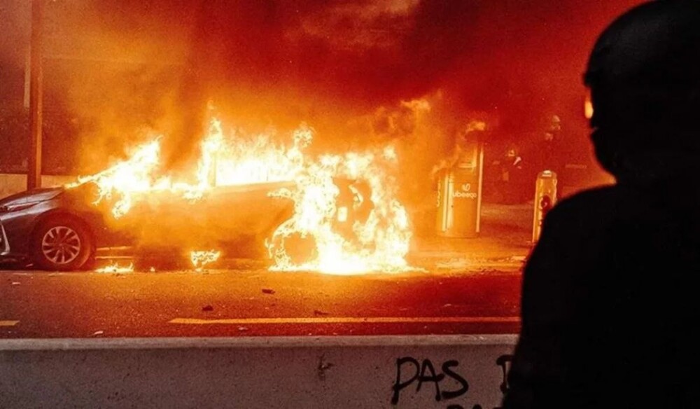 В новогоднюю ночь во Франции вандалы сожгли 745 автомобилей
