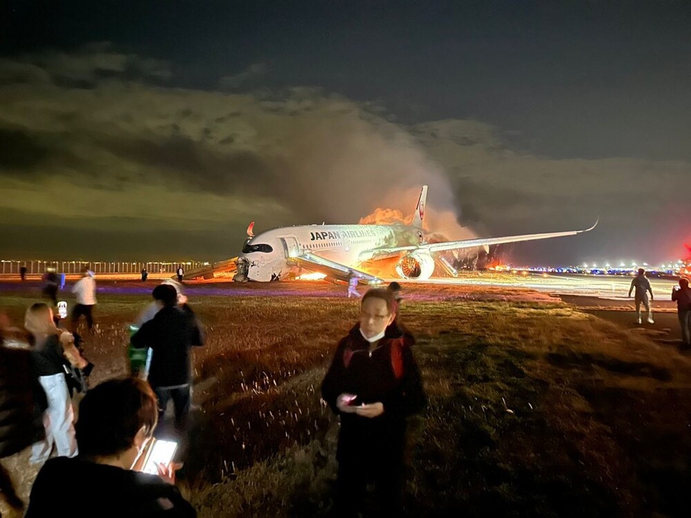 В аэропорту Токио загорелся самолет Japan Airlines с пассажирами на борту