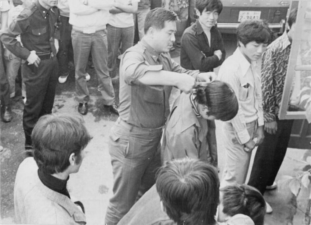 Как в 70-х в Корее ловили девушек в мини-юбках, стригли длинноволосых парней и кого ставили в «клетку позора»
