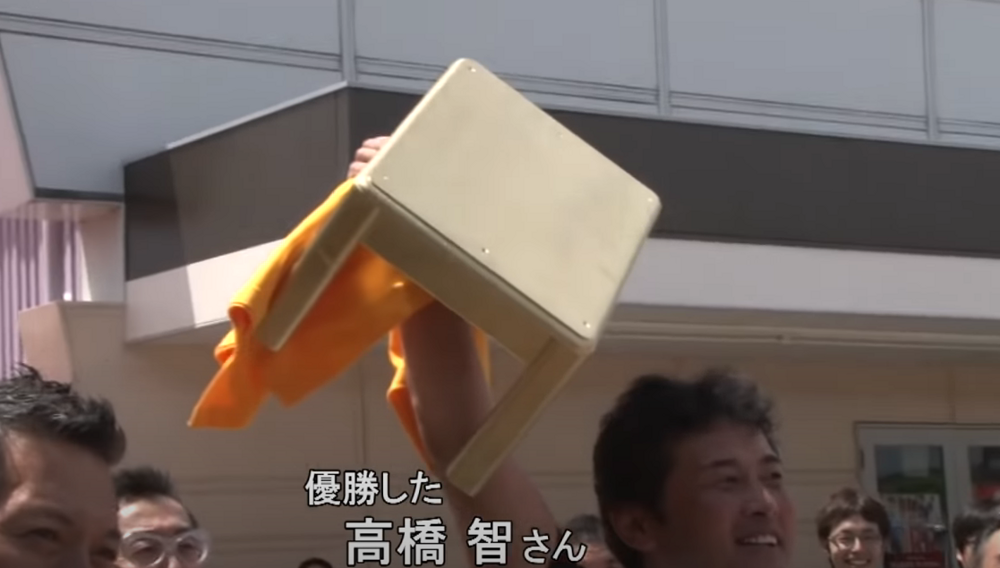 В Японии проходят соревнования по гневному опрокидыванию столов