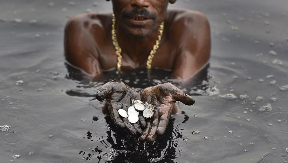 Ныряльщики за монетами в самую ядовитую реку в мире