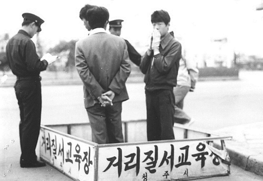 Как в 70-х в Корее ловили девушек в мини-юбках, стригли длинноволосых парней и кого ставили в «клетку позора»