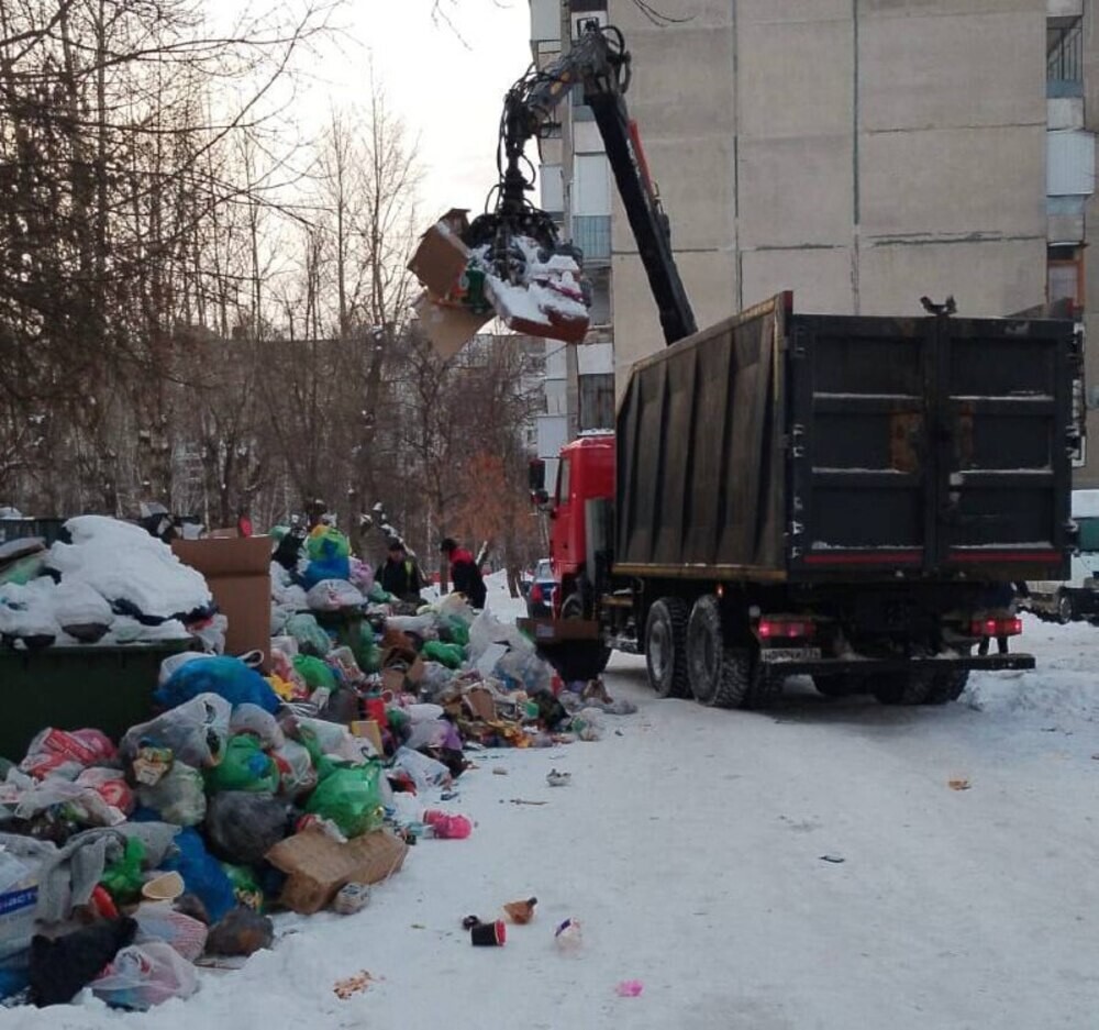 Жители Челябинска устали от прошлогоднего мусора и украсили помойки портретами мэра
