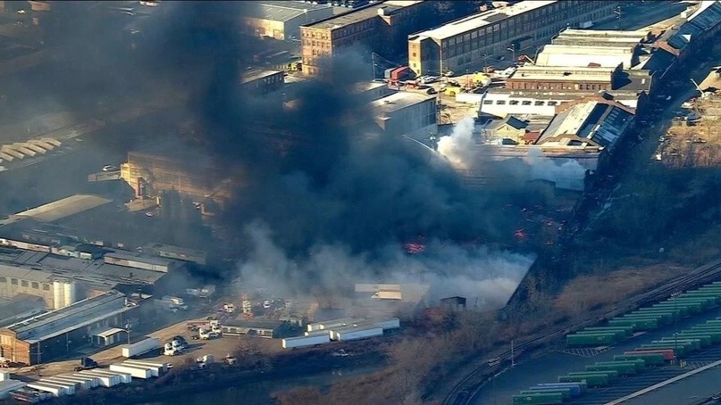 В пиндостане сегодня практически полностью выгорел под ноль один из складов в аэропорту Нью-Джерси. СМИ сообщают, что там могут находиться предназначавшиеся для украинских нацистов грузы