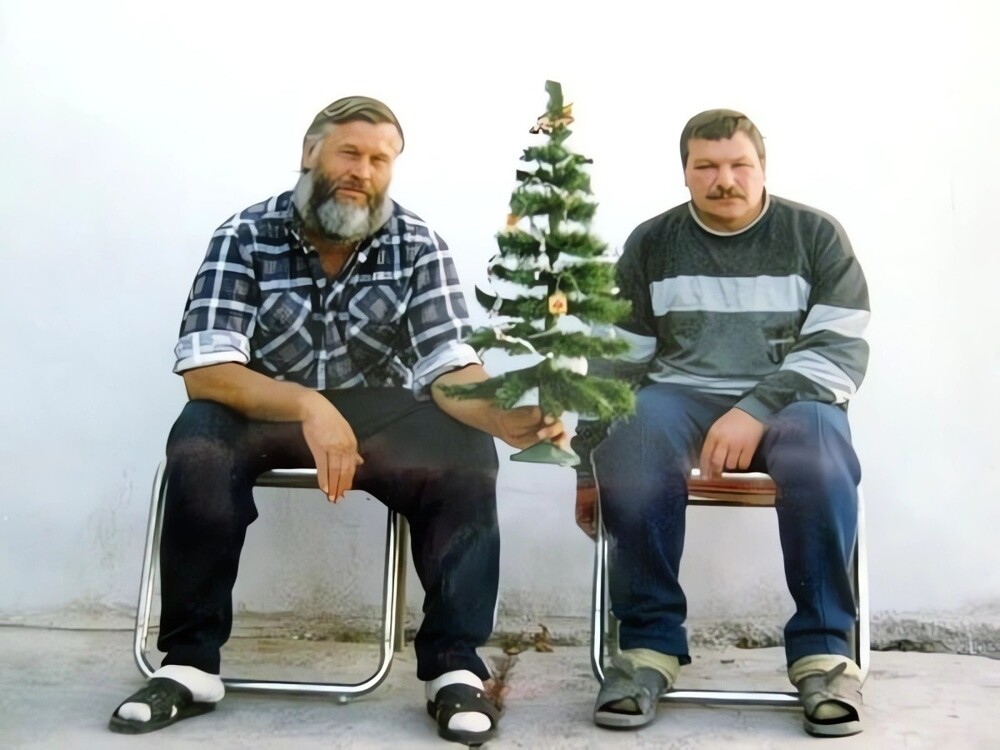 Встреча нового, 1996 года в плену. На фото Владимир Шарпатов с Виктором Рязановым. Фото: из архива Владимира Шарпатова.  
