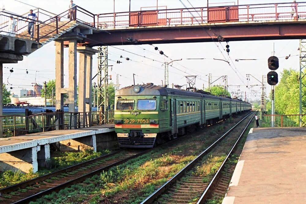 Электричка прибывает в сторону области на пл. Перерва. Москва, 1997 год.