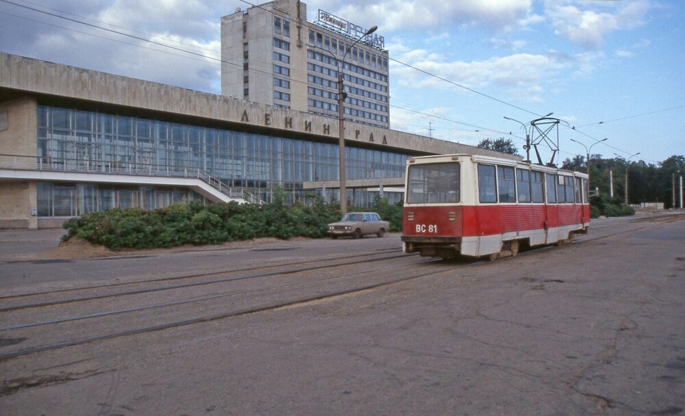Проспект Обуховской Обороны, асфальт подразбит, а старенький КТМ-5 дребезжит на фоне гостиницы "Речная" и здания речного вокзала.
