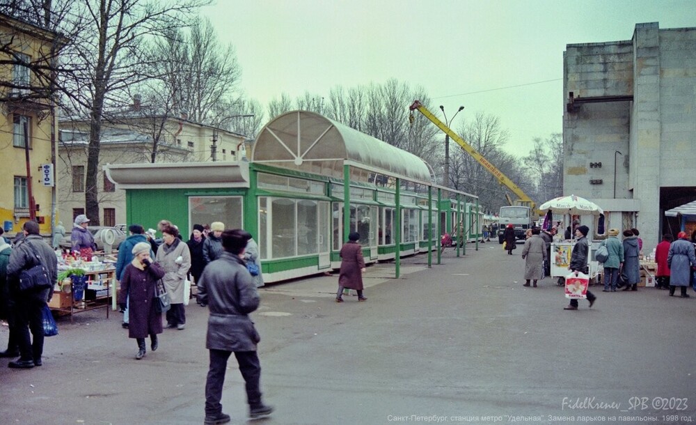 А около станции метро "Удельная" ларьки меняют на более современные павильоны.