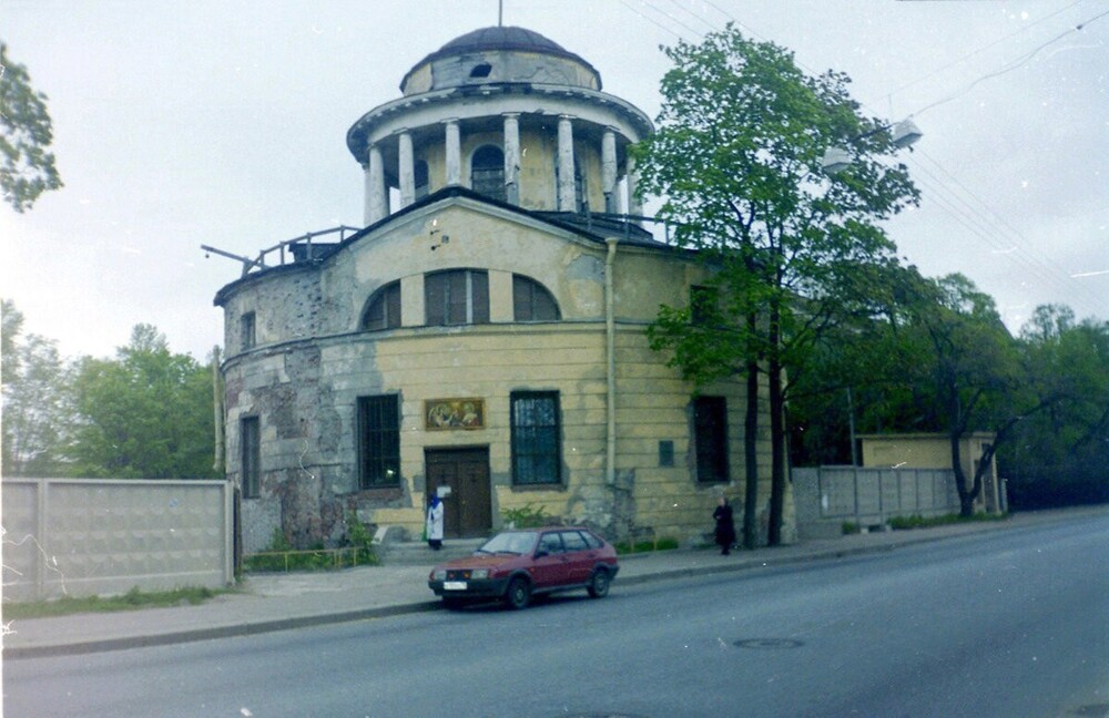 А вот так печально в 1998 году выглядела Благовещенская церковь на Приморском проспекте.