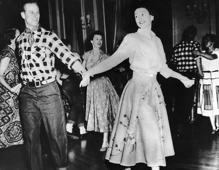 1. Принцесса Елизавета и принц Филипп танцуют под ритм кантри, Оттава, Канада, 1951 год