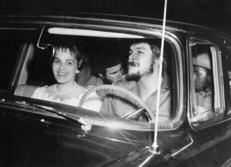 5. Эрнесто Че Гевара за рулем американской машины со своей второй женой Алейдой Марч в день их свадьбы в Гаване, 1959 год