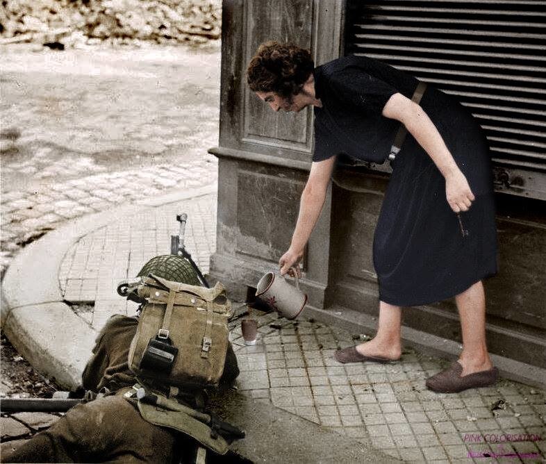 10. Француженка подает британскому солдату чашку горячего чая, Нормандия, 1944 год