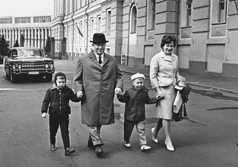 3. Никита Хрущёв с внуками и невесткой идут в магазин, СССР, шестидесятые