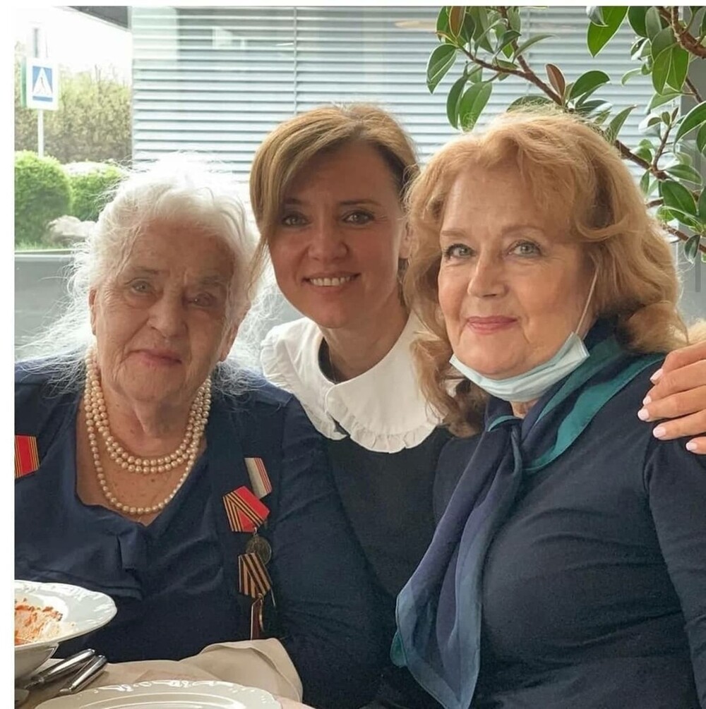 Ирина Алфёрова с дочерью и мамой