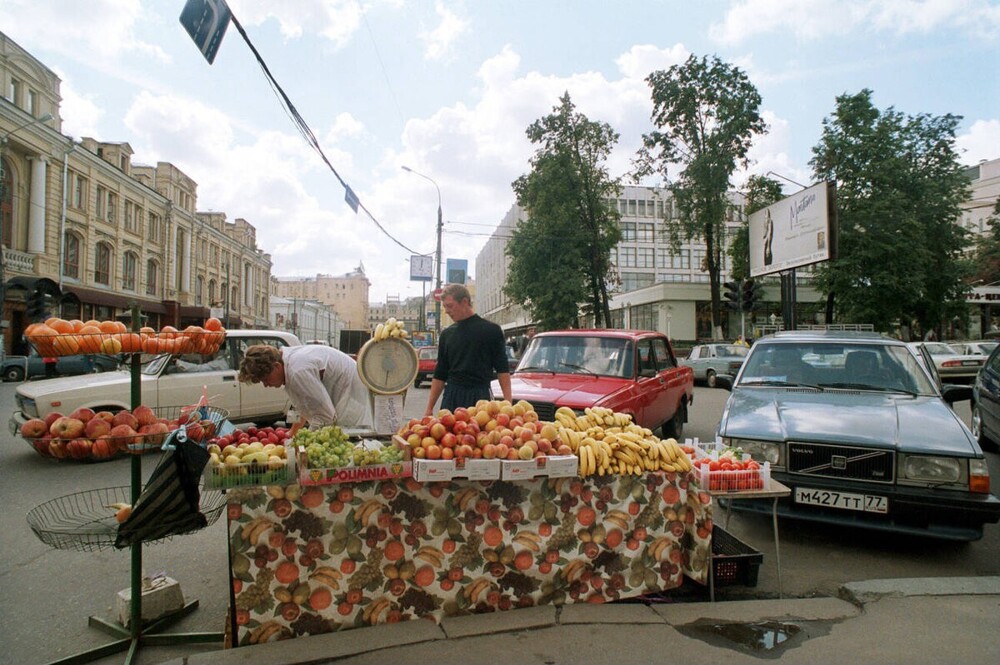 На перекрёстке улиц Неглинная и Кузнецкий мост всегда можно разжиться фруктами. Возможно, даже свежими.