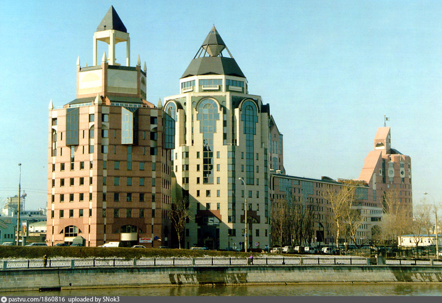 Шедевр архитектуры образца 1998 года - новенький бизнес-центр "Риверсайд Тауэрс" на Космодамианской набережной.