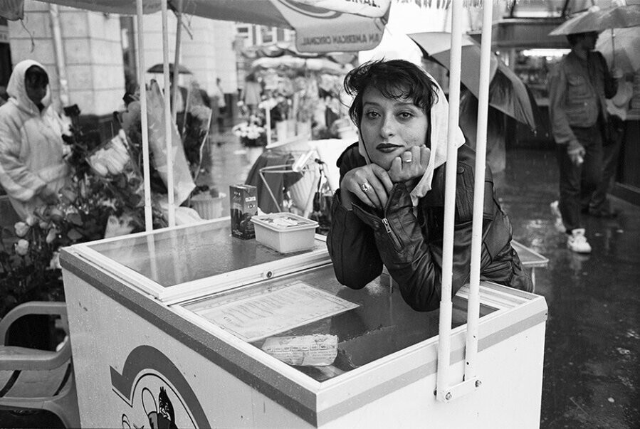 Ещё один снимок с Таганской площади. Незнакомка, торгующая мороженым.