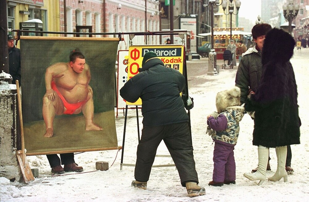 Уличный фотограф на Арбате готов запечатлеть прохожих в самых интересных ракурсах.