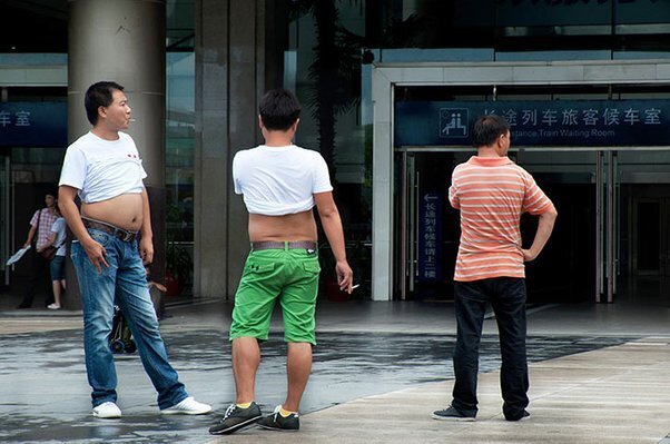 Почему китайцы любят ходить с голым животом